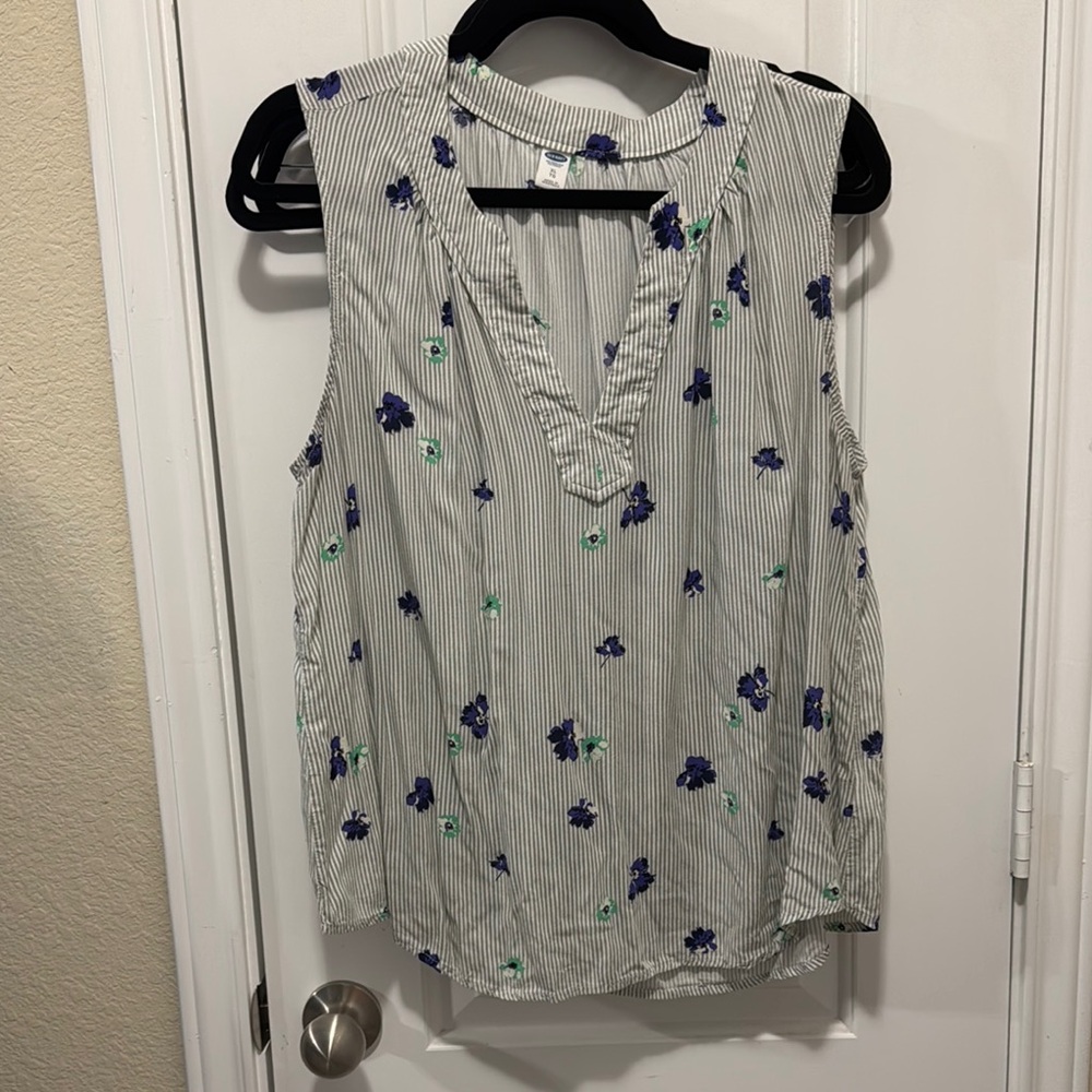 Old Navy Gray V-neck Sleeveless Blouse with Ruffled Details